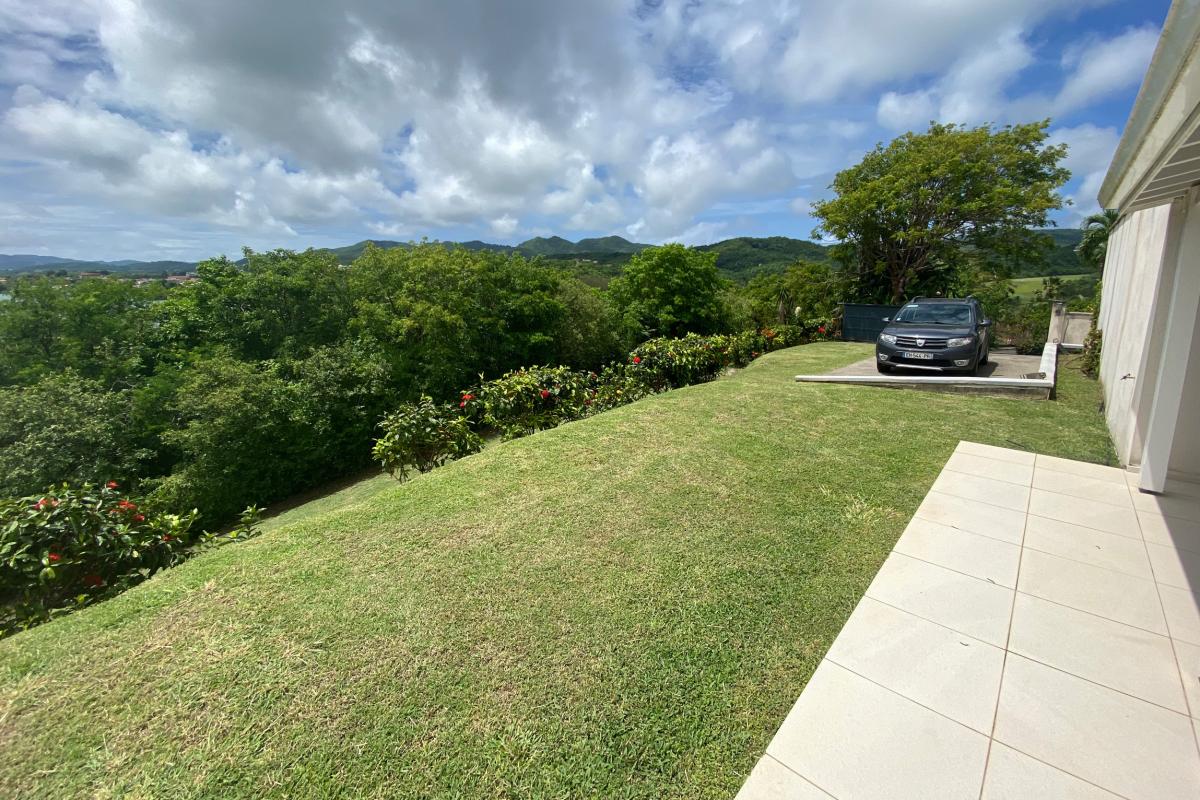 Location villa luxe Trois Ilets Martinique - Jardin-et parking extérieur